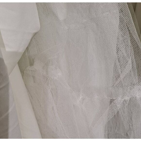 Elegant White V-Neck Gown - Picture 12 of 12